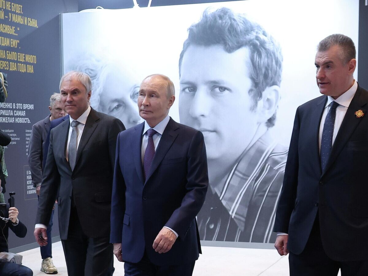    Президент РФ Владимир Путин посещает выставку в "Манеже", посвященную 80-летию со дня рождения политика, основателя ЛДПР Владимира Жириновского | © РИА Новости / POOL