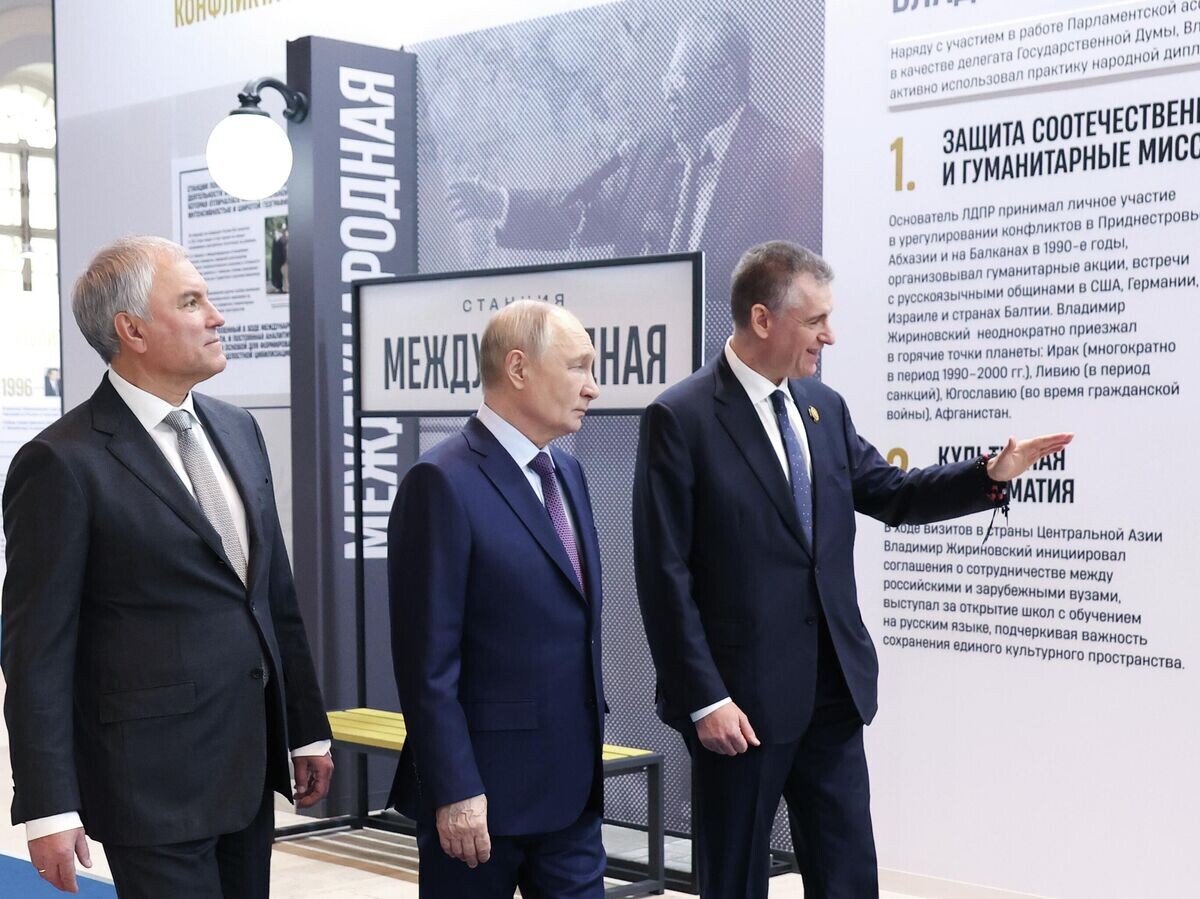    Президент РФ Владимир Путин посещает выставку в "Манеже", посвященную 80-летию со дня рождения политика, основателя ЛДПР Владимира Жириновского | © РИА Новости / POOL