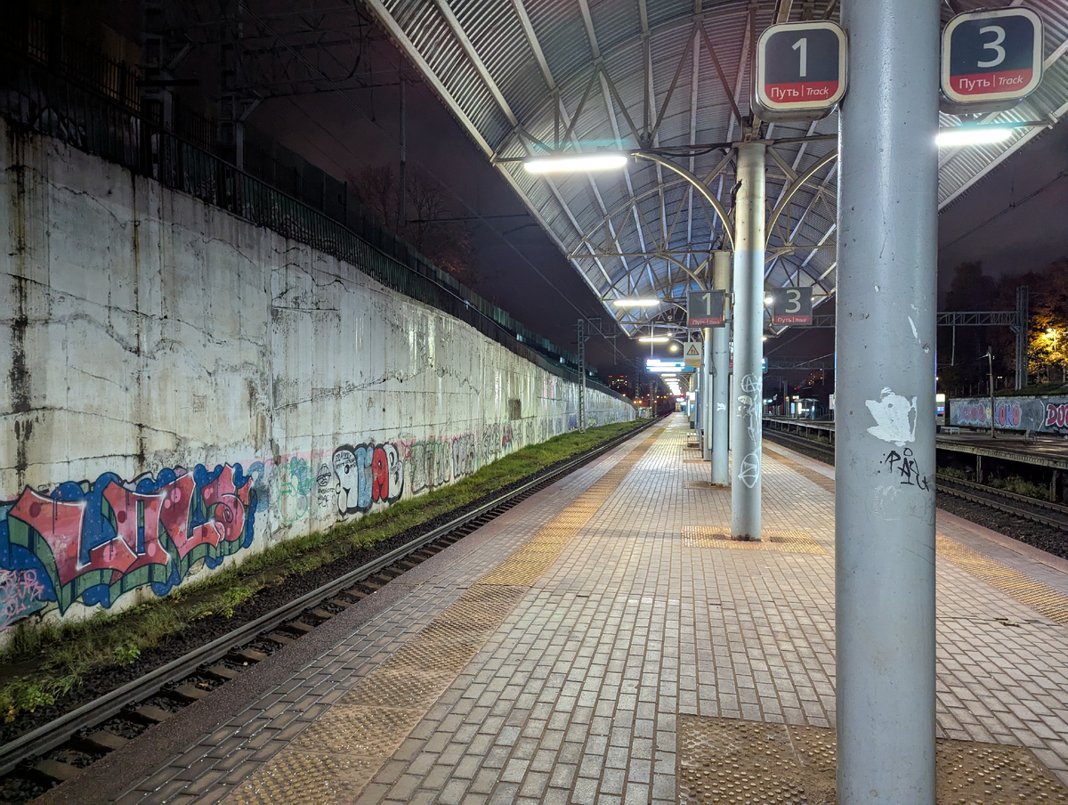 Первое, что видишь, когда приезжашь на случайную станцию в ближнем Подмосковье...