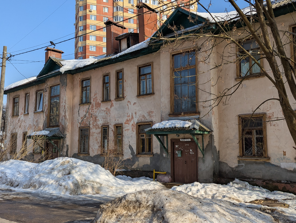 Пока в Москве расселяют по реновации крепкие пятиэтажки, в 20 км от МКАД люди продолжают жить вот в таких чудных довоенных бараках