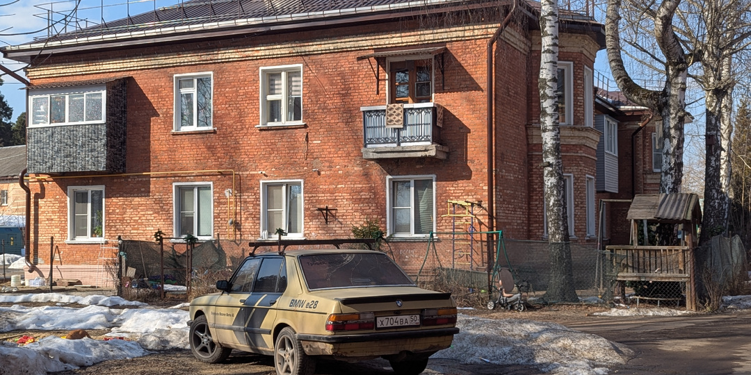 Переехали из Москвы в Подмосковье — мы в шоке! Давка в старых маршрутках и ноль благоустройства. Москва рядом, но до неё — как до звёзд