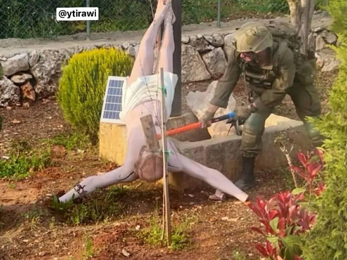    Израильский военный разбивает статую Иисуса Христа в Ливане | © Фото : соцсети