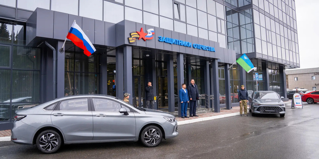 В Югре ветеранам СВО вручили первые автомобили по федеральной программе