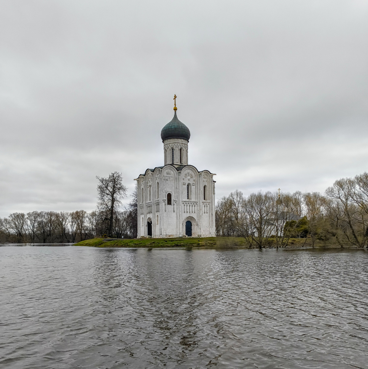 Красавец Храм Покрова на Нерли. Вид с воды