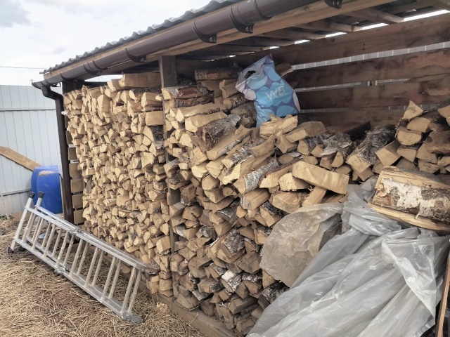 Дрова владельца щепокола, как он сам выразился: "обычные дрова, как на картинке щепокола"