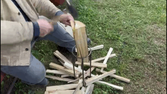 Колка щепок клиновым щепоколом.