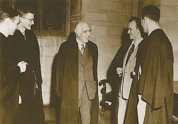 Фото с просторов интернета. Челове к белом костюме - физик Хью Эверетт.  Слева направо: Чарльз Мизнер, Хейл Троттер, Нильс Бор, Хью Эверетт и Дэвид Харрисон. Встреча в Принстонском университете, 1954 год. Изображение «Наука и жизнь  