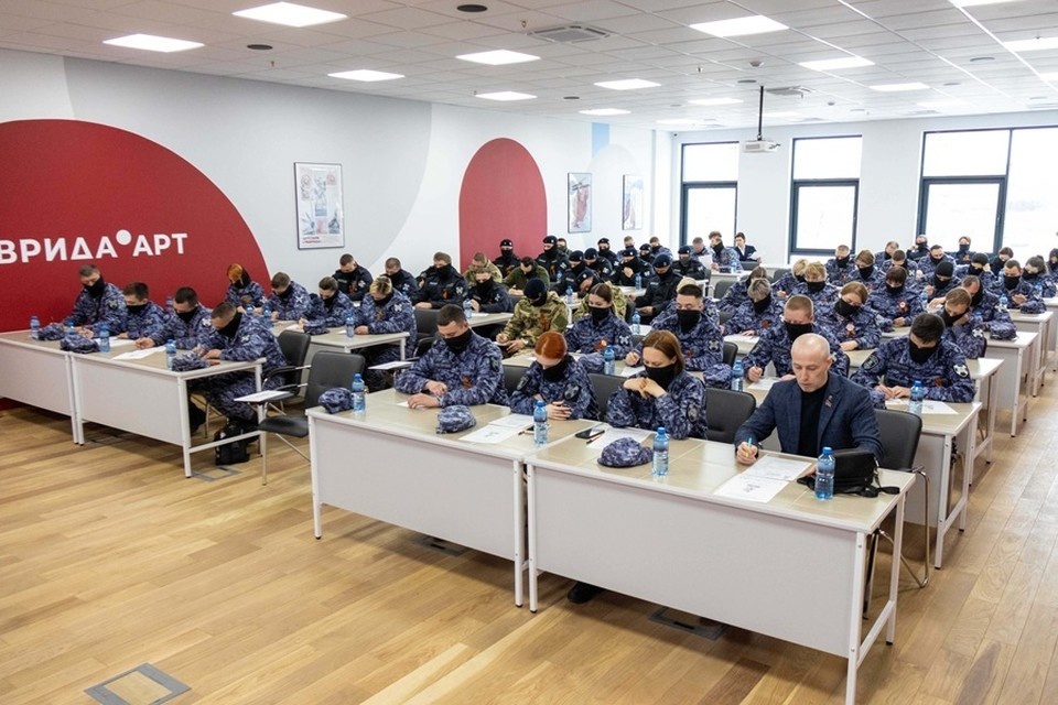    Росгвардейцы написали «Диктант Победы» в ДНР. Фото: Росгвардия