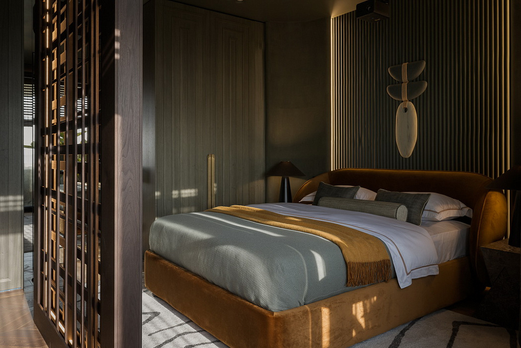 фото с сайта https://www.peredelka.tv/episodes/kv/v-serdtse-dzhungley-spalnya-s-kabinetom/