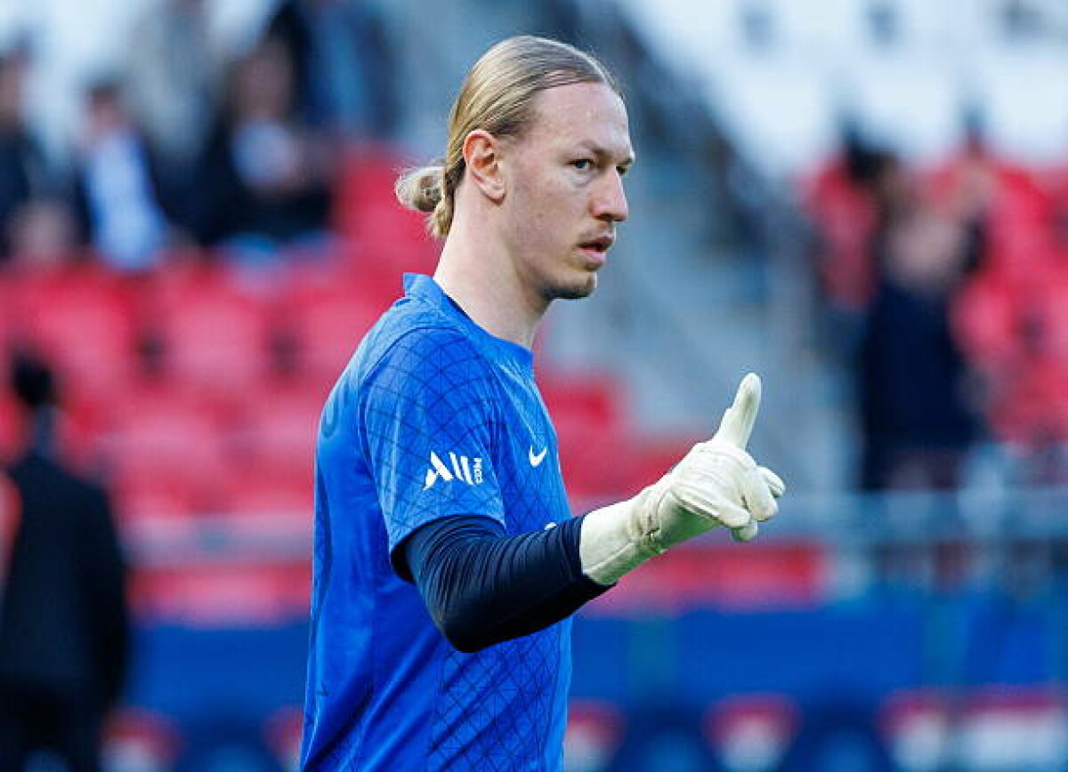     Во Франции о Сафонове на фоне лучших вратарей мира: он не Куртуа, не Нойер и не Доннарумма