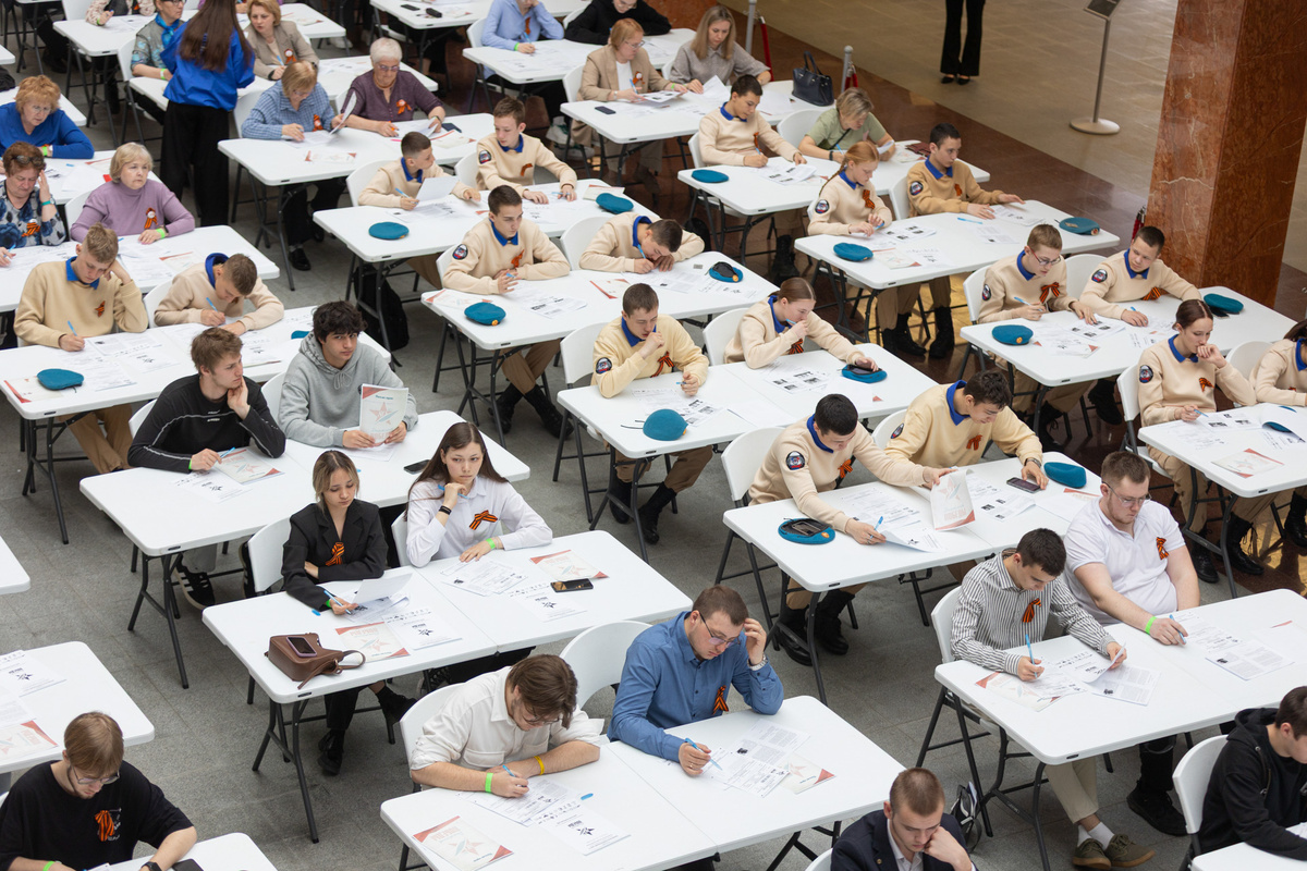 Диктант писали не только взрослые, но и молодежь.  Фото: ФедералПресс / Иван Кабанов