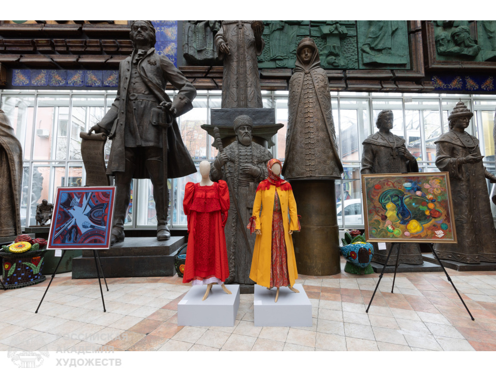 Фрагмент экспозиции «Традиции и инновации» к 105-летию Российского государственного университета имени А.Н. Косыгина в зале «Яблоко» МВК РАХ Галереи искусств Зураба Церетели (Москва, Пречистенка, 19). Фото Виктора Берёзкина, пресс-служба РАХ. 2026.