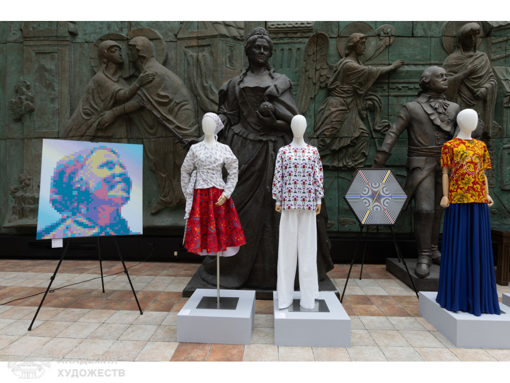 Фрагмент экспозиции «Традиции и инновации» к 105-летию Российского государственного университета имени А.Н. Косыгина в зале «Яблоко» МВК РАХ Галереи искусств Зураба Церетели (Москва, Пречистенка, 19). Фото Виктора Берёзкина, пресс-служба РАХ. 2026.