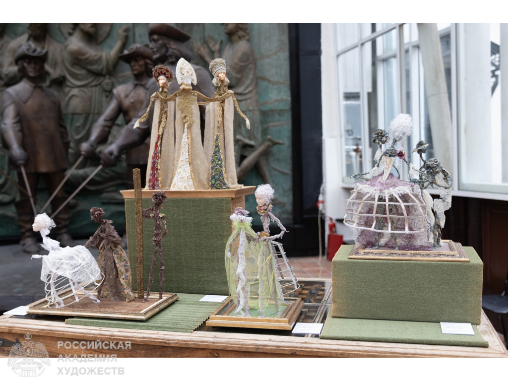 Фрагмент экспозиции «Традиции и инновации» к 105-летию Российского государственного университета имени А.Н. Косыгина в зале «Яблоко» МВК РАХ Галереи искусств Зураба Церетели (Москва, Пречистенка, 19). Фото Виктора Берёзкина, пресс-служба РАХ. 2026.