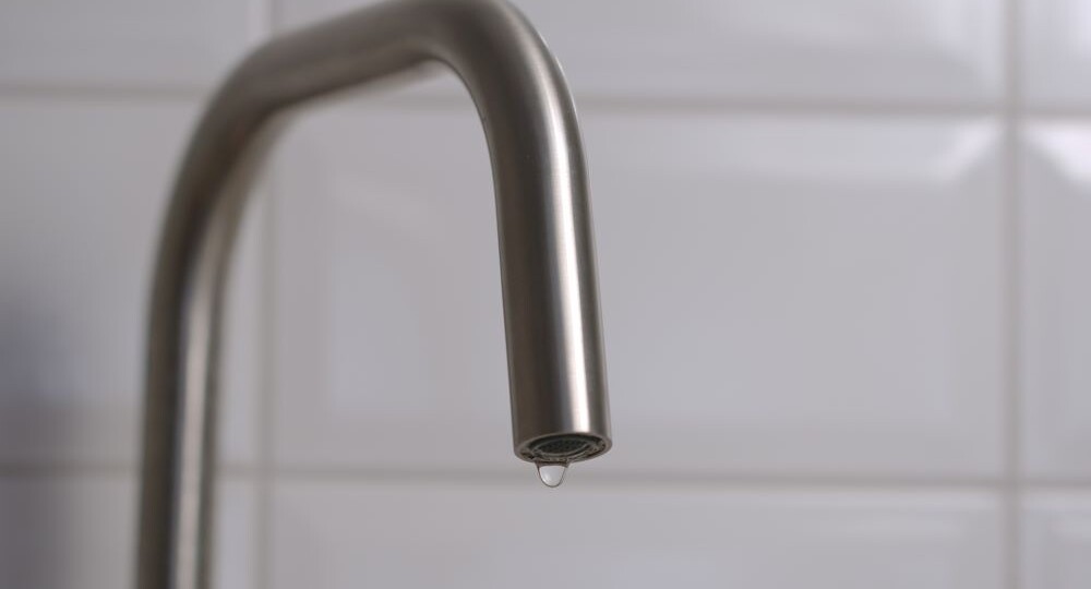 Слабый напор воды из фильтра: 7 причин и что проверить за 10 минут