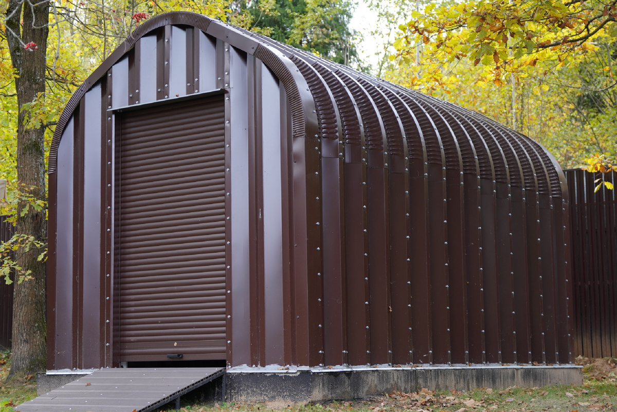 Хозблок металлический на бетонном фундаменте