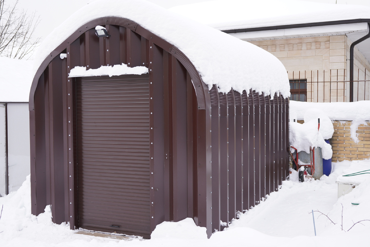 Хозблок зимой 2025-2026 г. Толщина снега на крыше хозблока около 50 см.