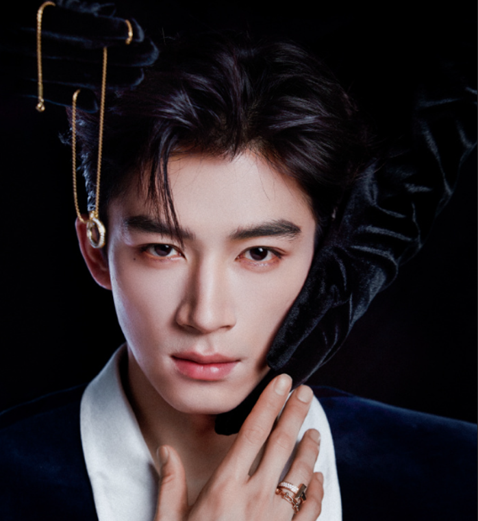 Китайский актер Ван Синьюэ.