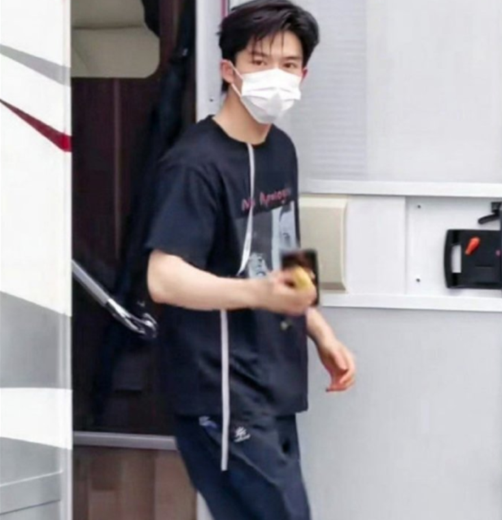 Китайский актер Ван Синьюэ.