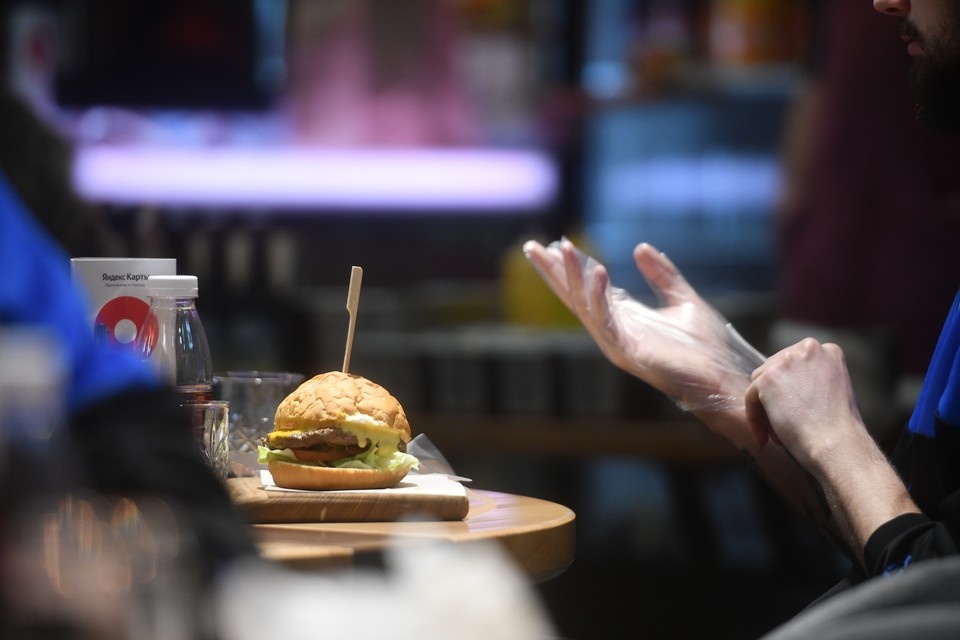    Кристина устроилась в общепит, чтобы совмещать работу с очной учебой. Алексей БУЛАТОВ