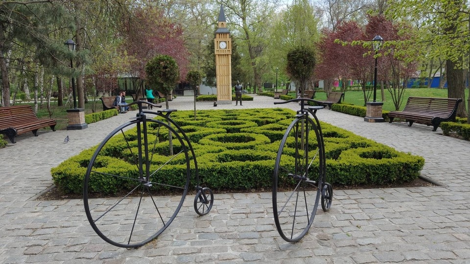    В парке гуляют жители и гости города Денис ДОРОФЕЕВ