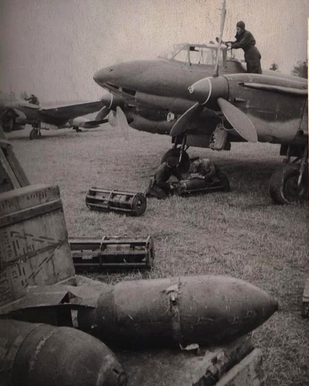Погрузка авиабомб на бомбардировщики Н-ской авиачасти. Башкиров В. Фотохроника ТАСС. Октябрь 1942 г.