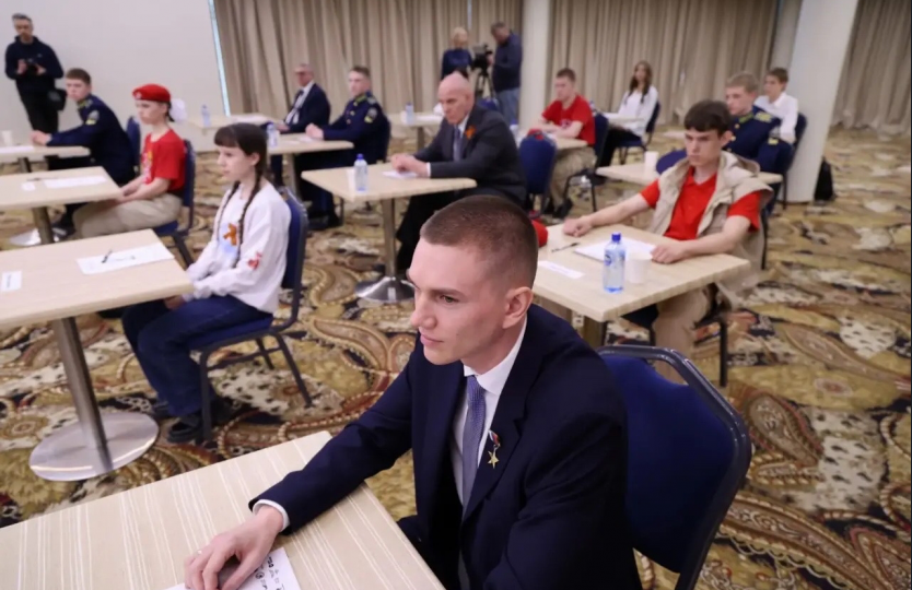 Герой России Егор Захаров участвовал в «Диктанте Победы» в Новосибирске