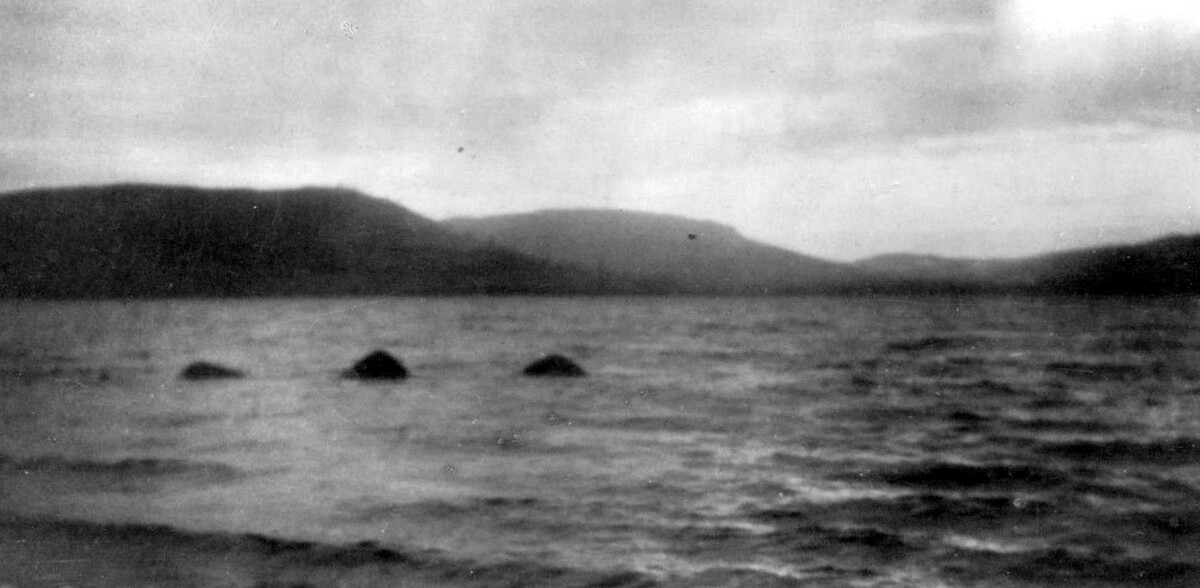 На озере Лох-Несс камеры зафиксировали движение крупного объекта который создает волну идущую против течения и ветра