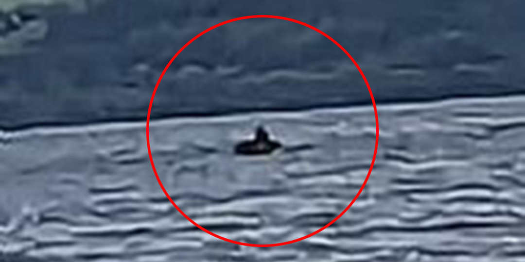 На озере Лох-Несс камеры зафиксировали движение крупного объекта который создает волну идущую против течения и ветра