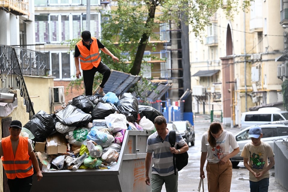    В городе убирают скапливающийся мусор Евгения ГУСЕВА