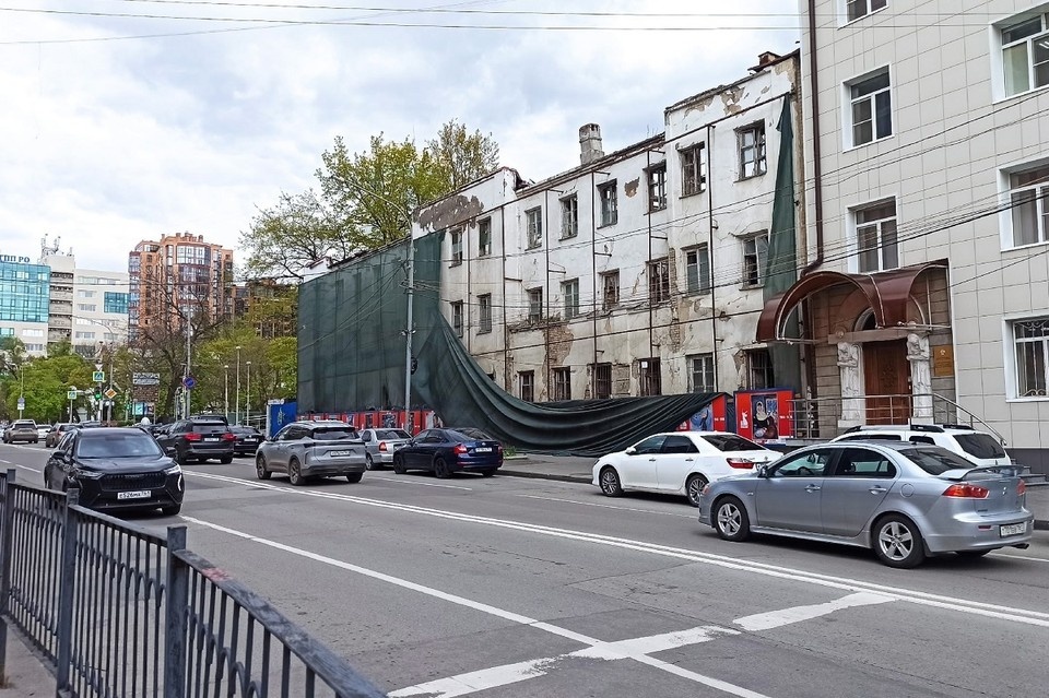    Баннер закрывал полуразрушившееся здание. Фото: читательница «КП — Ростов-на-Дону».