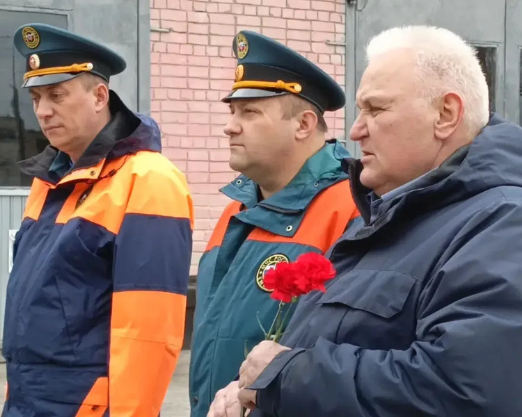     В Курской области сотрудники МЧС почтили память погибших коллег