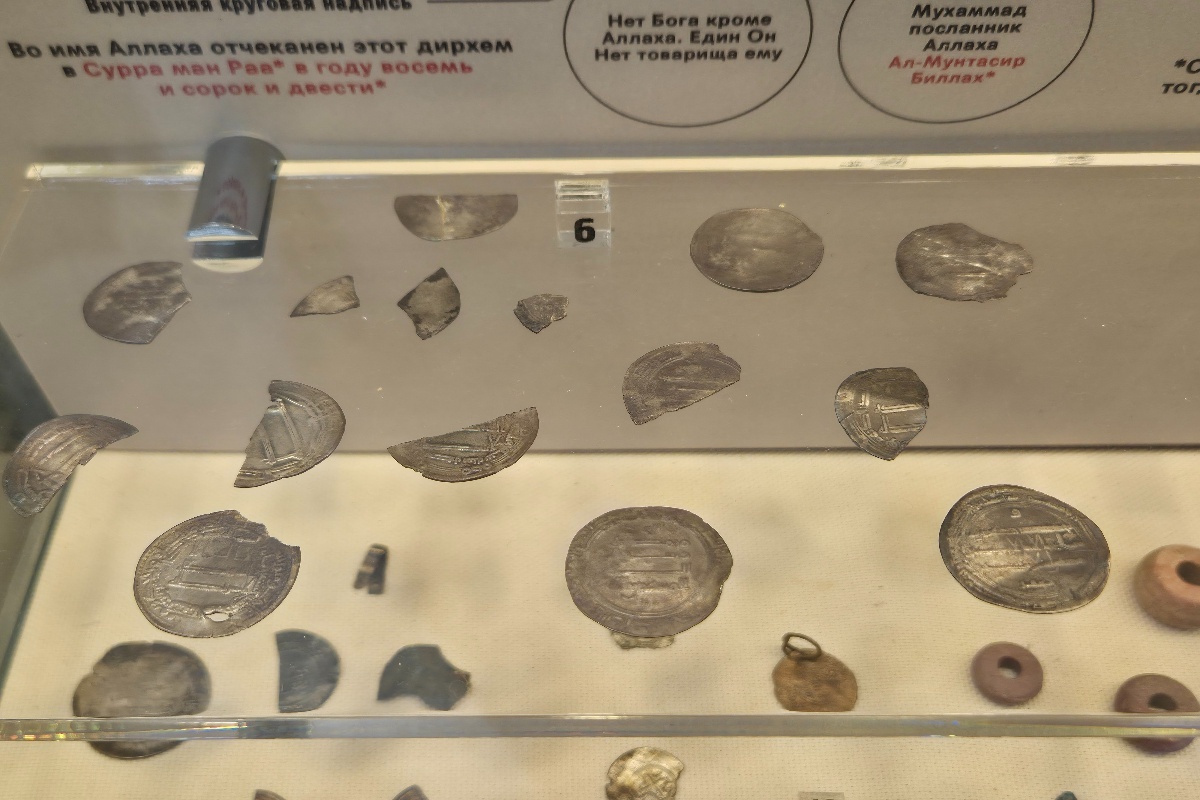    Серебряные дирхемы, разрубленные на части. / Артем Локалов