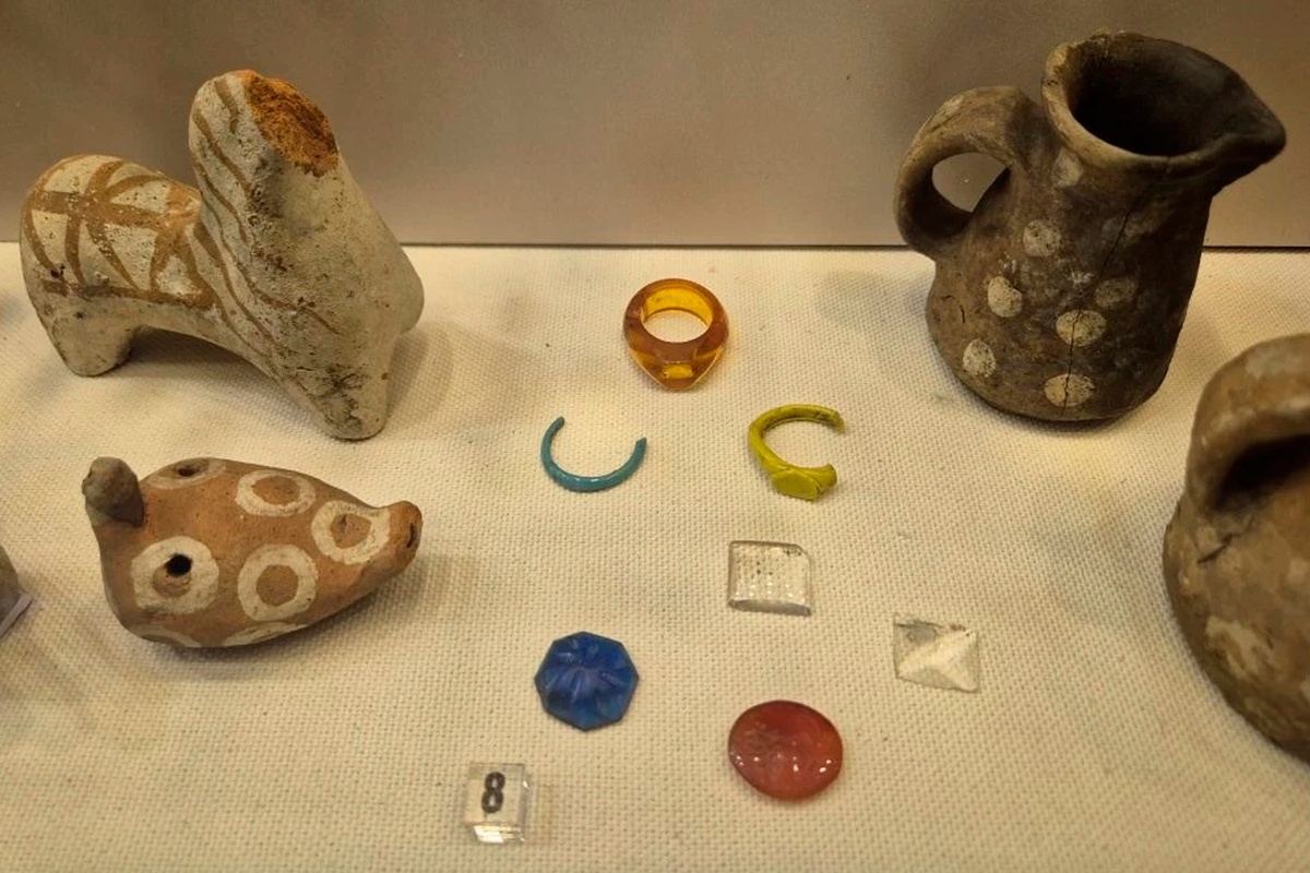    Древние украшения и игрушки. /Артем Локалов