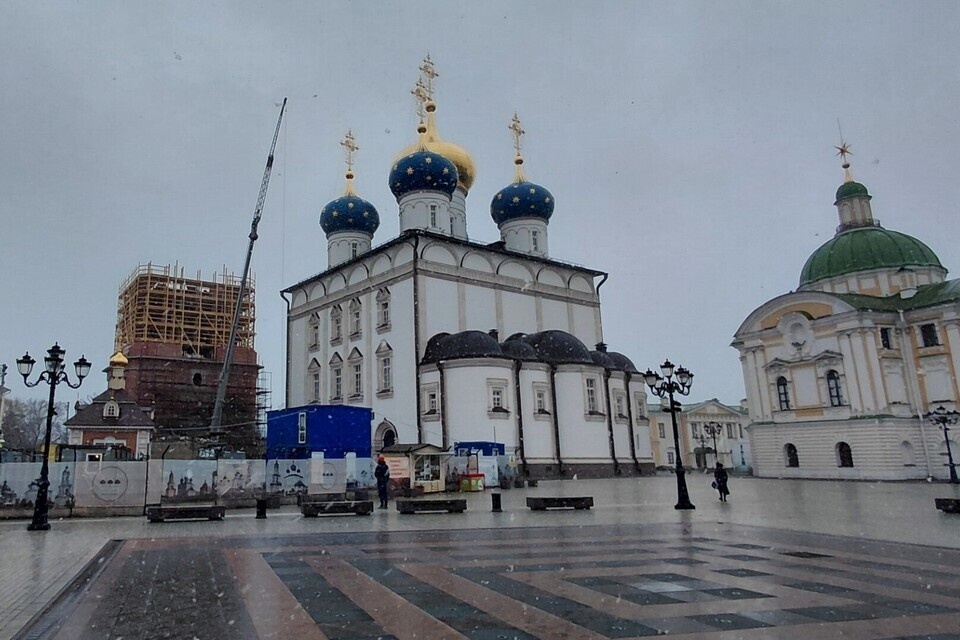   Огромные леса вокруг колокольни Спасо-Преображенского собора Твери необходимы для облицовки объекта. Фото: tvernews.ru.