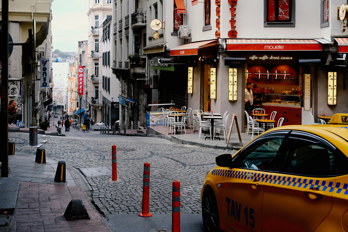 Таксист может сделать крюк или поехать через дворы, поэтому лучше заранее посмотреть оптимальный маршрут и попросить таксиста его придерживаться. Фото: Wina Tristiana / Unsplash