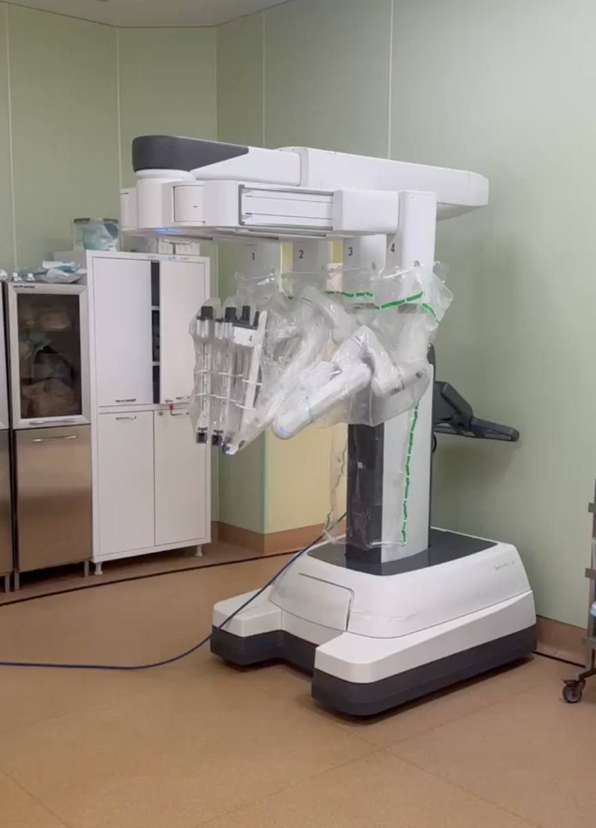 Шпоть Евгений Валерьевич, заместитель директора по научной работе, профессор НИИ урологии и репродуктивного здоровья человека Первого МГМУ им. И.М. Сеченова. Руководитель роботического центра. Врач уролог, онкоуролог. Выполняет весь спектр урологических и онкологических вмешательств. Робот-ассистированные, лапароскопические, открытые и эндоскопические операции: радикальная простатэктомия с нервосбережением и без, резекция и энуклеация опухолей почки любых размеров, радикальная цистпростатэктомия с формированием нового мочевого пузыря по Штудеру и деривацией по Брикеру, реконструктивно-пластические операции при стриктурах и облитерациях мочеточника и уретры, операции по поводу аденомы простаты и мочекаменной болезни, и т. д.