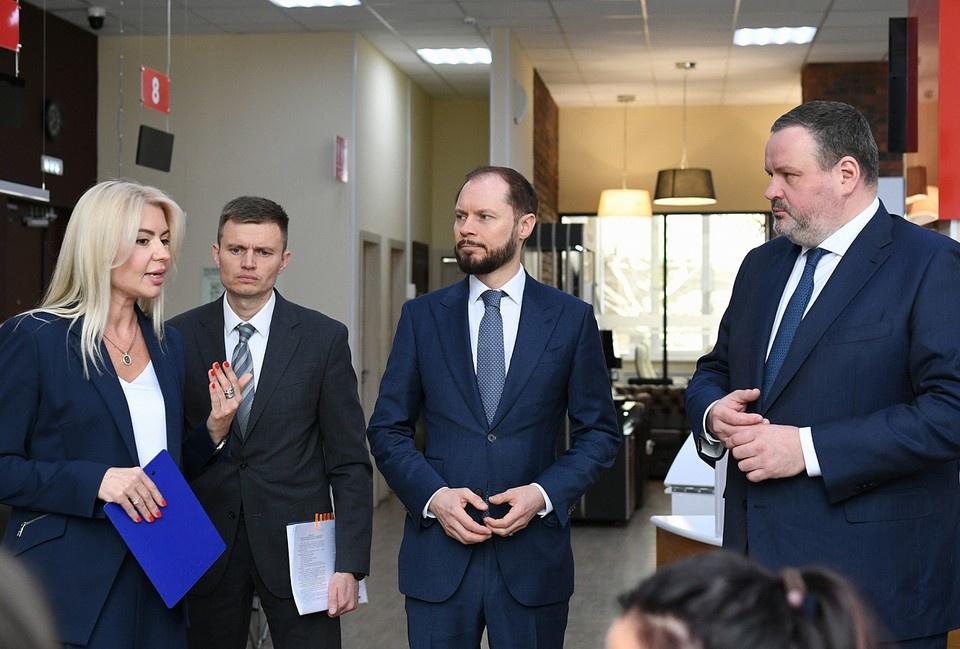    В Твери с рабочим визитом побывал глава Минтруда РФ Антон Котяков (справа). Его встретил глава региона Виталий Королев (в центре). ПТО