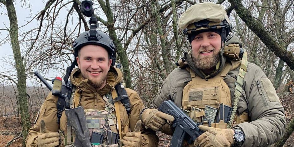 Дмитрий Никонов позирует на фото с командиром 118 бригады ТрО Ярославом Попко