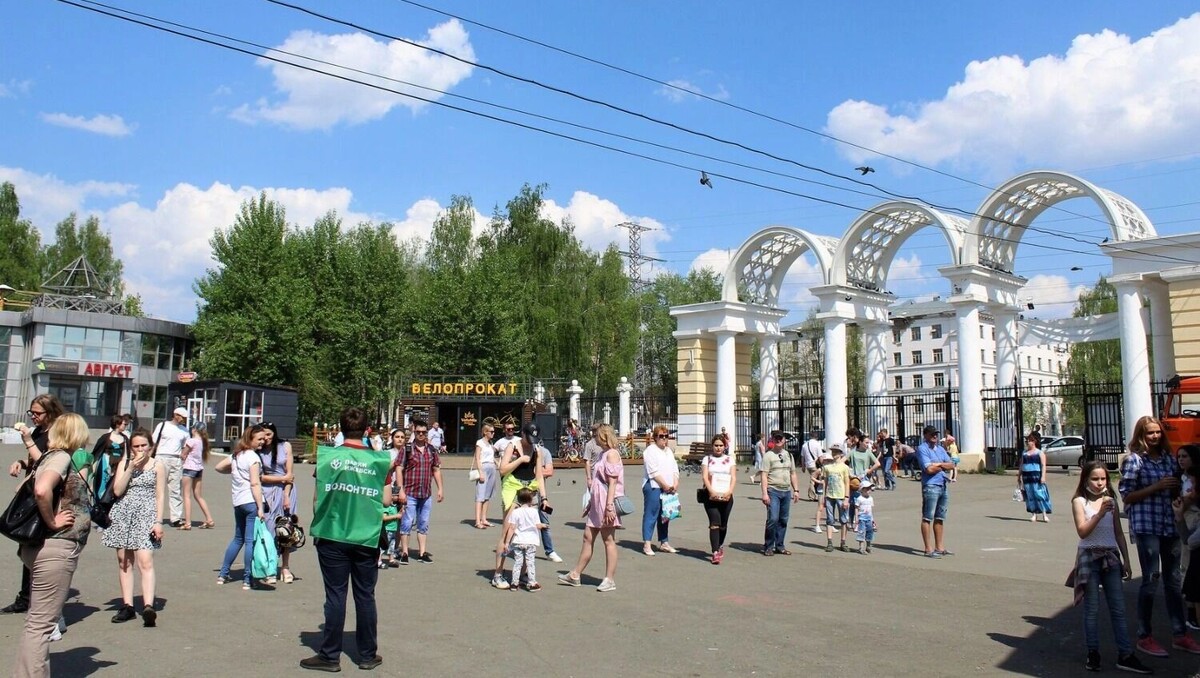    Судя по отсутствию фигур спортсмена и спортсменки, входную группу парка фотографировали в начале 2000-х   udmurt.center