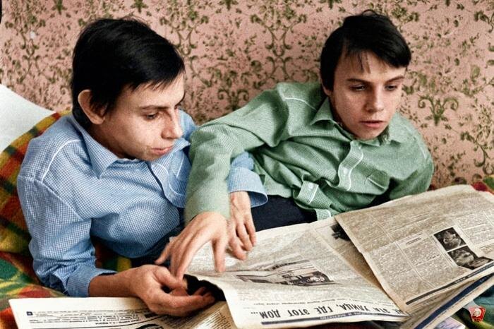 Сиамские близнецы Кривошляповы: Маша и Даша, поставившие рекорд по продолжительности жизни среди неразделённых близнецов. Обложка © Gemini Nano Banana