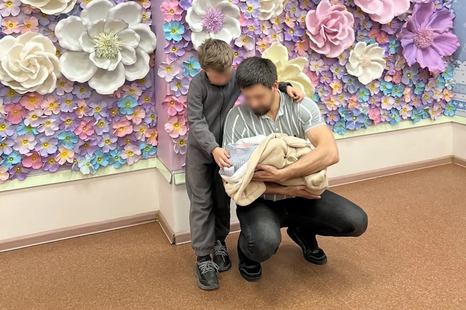    В радостный день малышку встречают папа и братик. Фото: из архива семьи