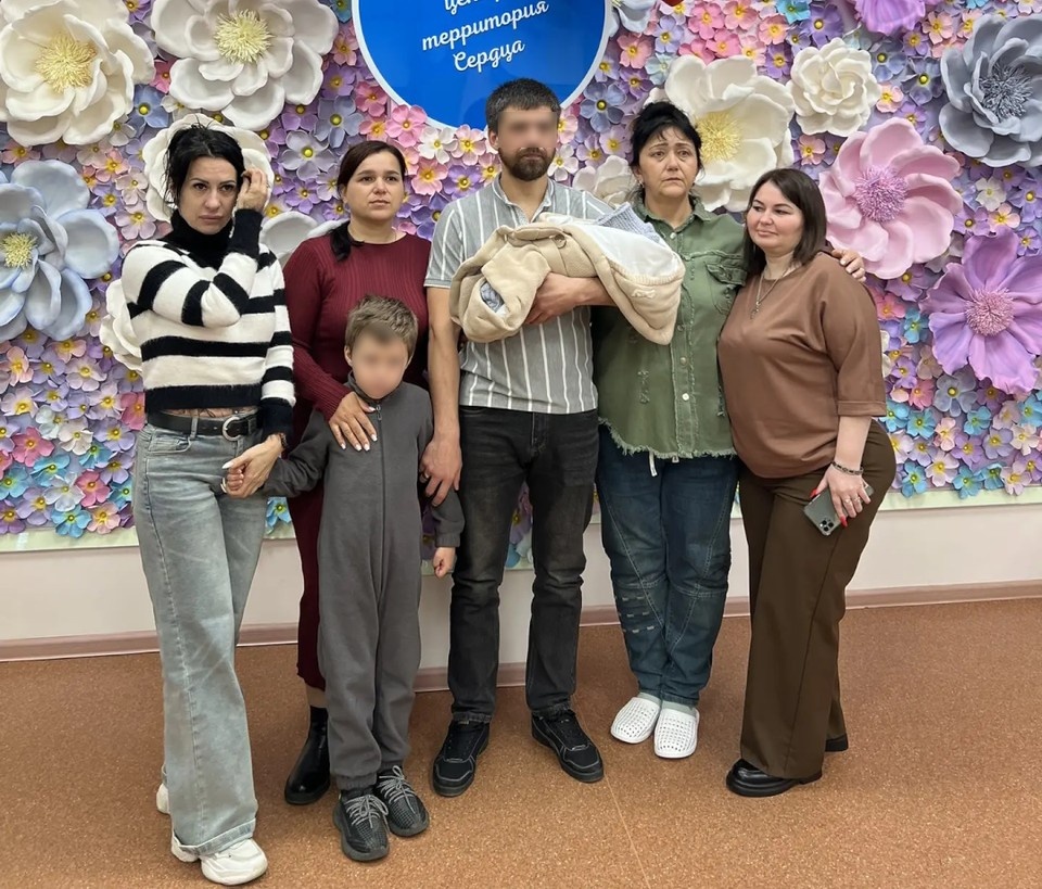    Радость встречи крохи омрачает то, что рядом нет ее мамы. Фото: из архива семьи