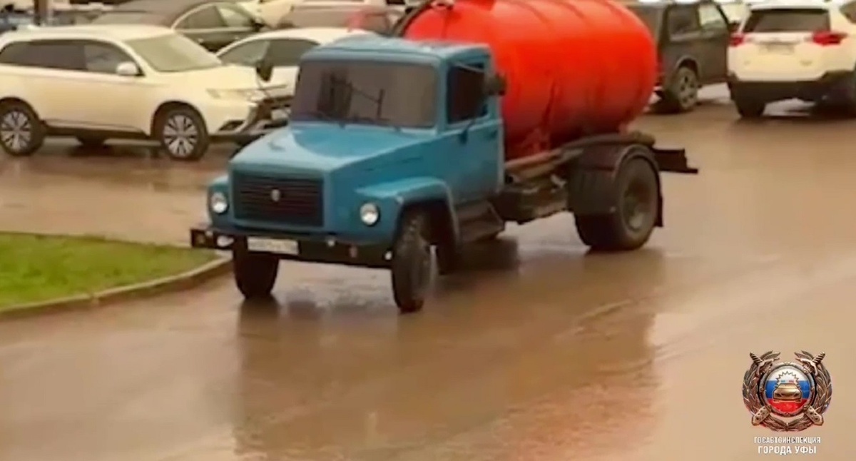    Ассенизаторскую машину с «блатными» номерами и тонировкой разыскали сотрудники ГАИ в Уфе