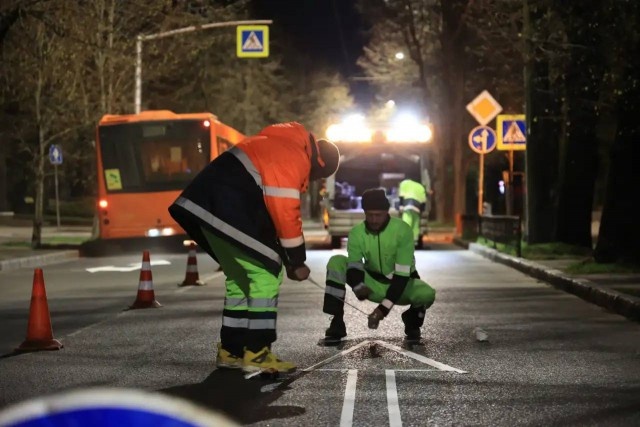 На улицах Калининграда начали обновлять дорожную разметку после зимы