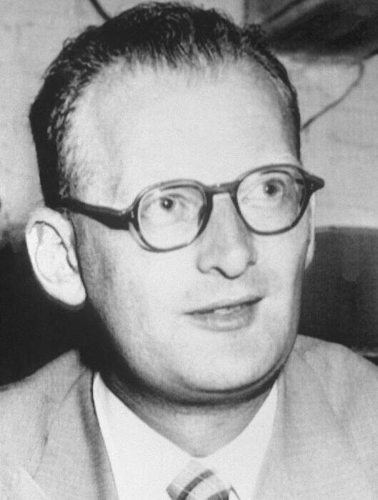 Начал карьеру в армии.