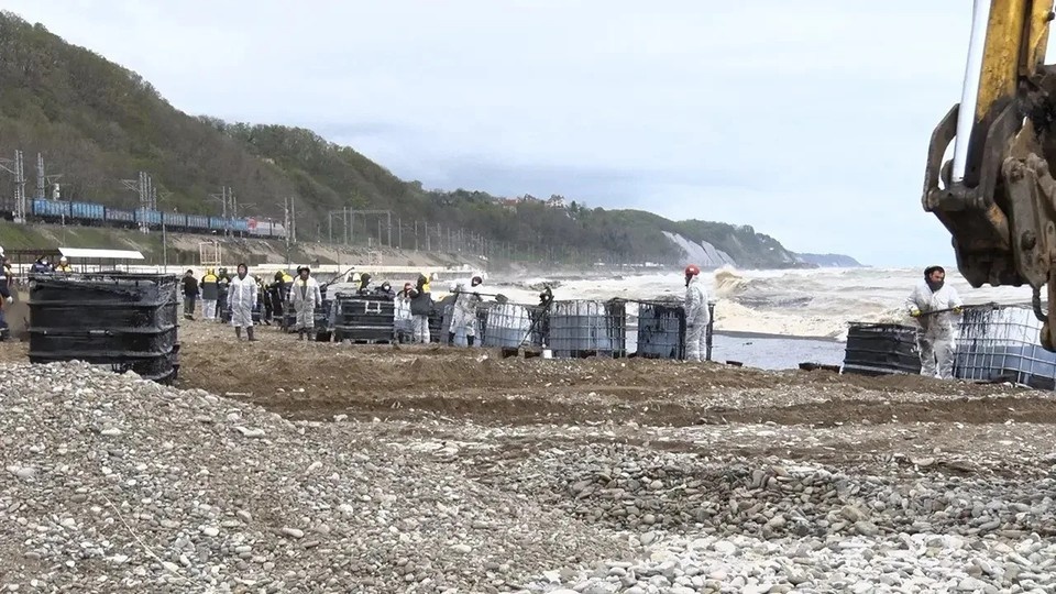    Высокий уровень воды вызвал разлив нефтепродуктов в Туапсе. Фото: Оперштаб Кубани