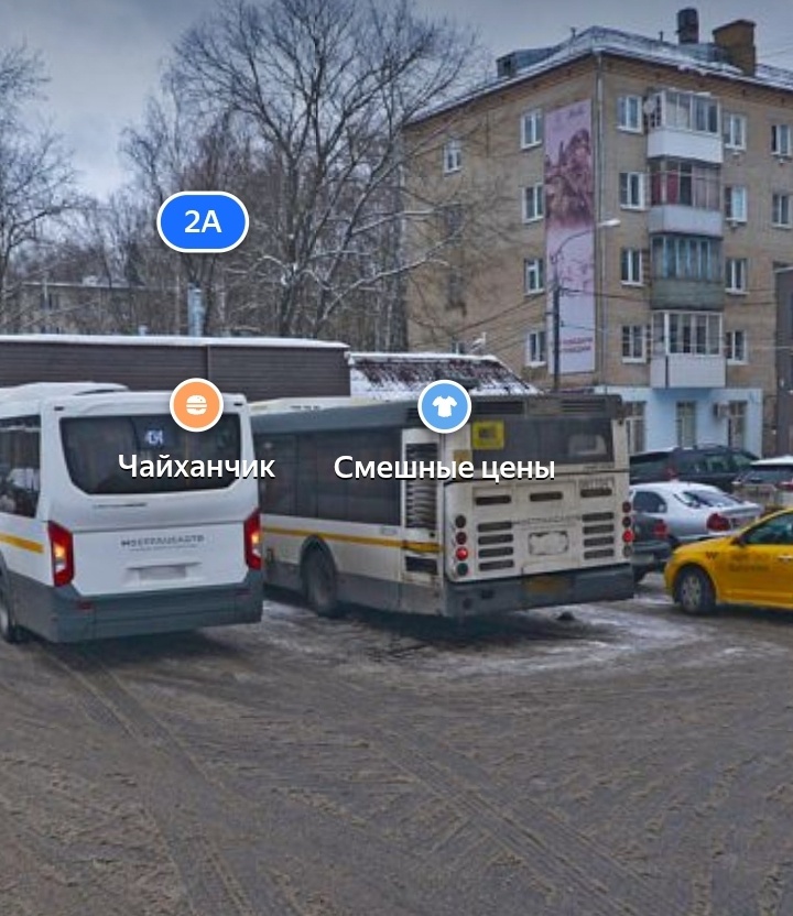 Ужасный разворотный круг в Новогорске. Из-за припаркованных машин помещаются только 2 автобуса, заднему придётся использовать задний ход для выезда. Отсюда: ,,Яндекс.Карты (Яндекс.Панорамы)" . Пролистайте вниз для того, чтобы увидеть следующие картинки.