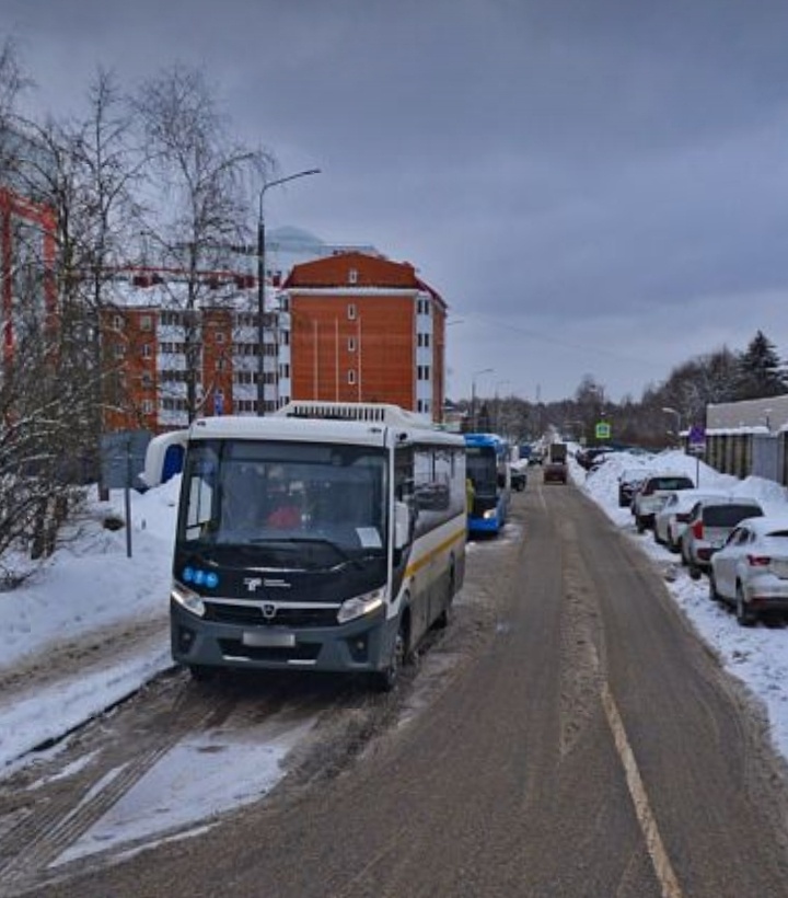 По этой причине другим автобусам приходится стоять скраю проезжей части. Даже не понятно, как они будут совершать посадку на разворотном кругу. Оттуда же.