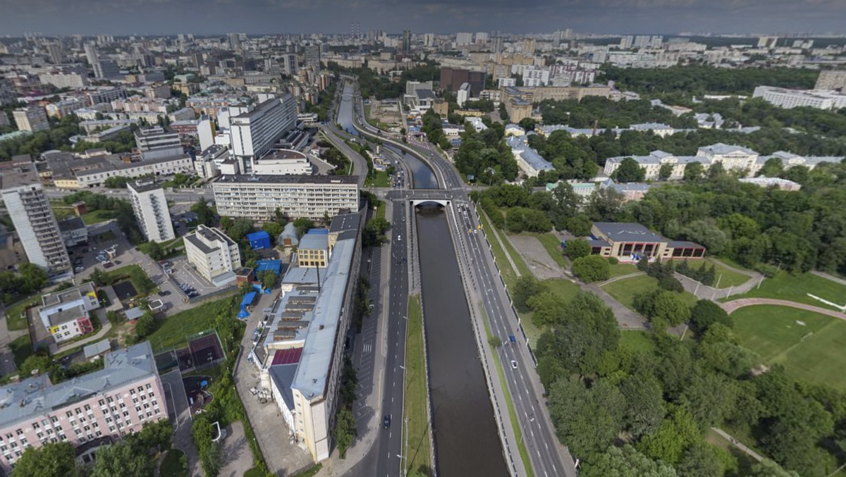 Река Яуза с высоты в 2021 году. Вид от Лефортовского парка в сторону Электрозаводского моста. Яндекс.Панорамы.